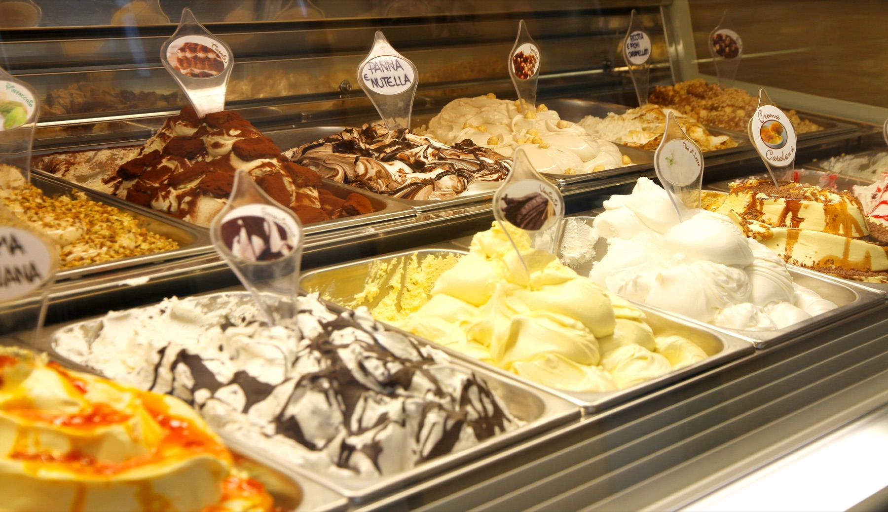 Glassdisk med gelato i många smaker