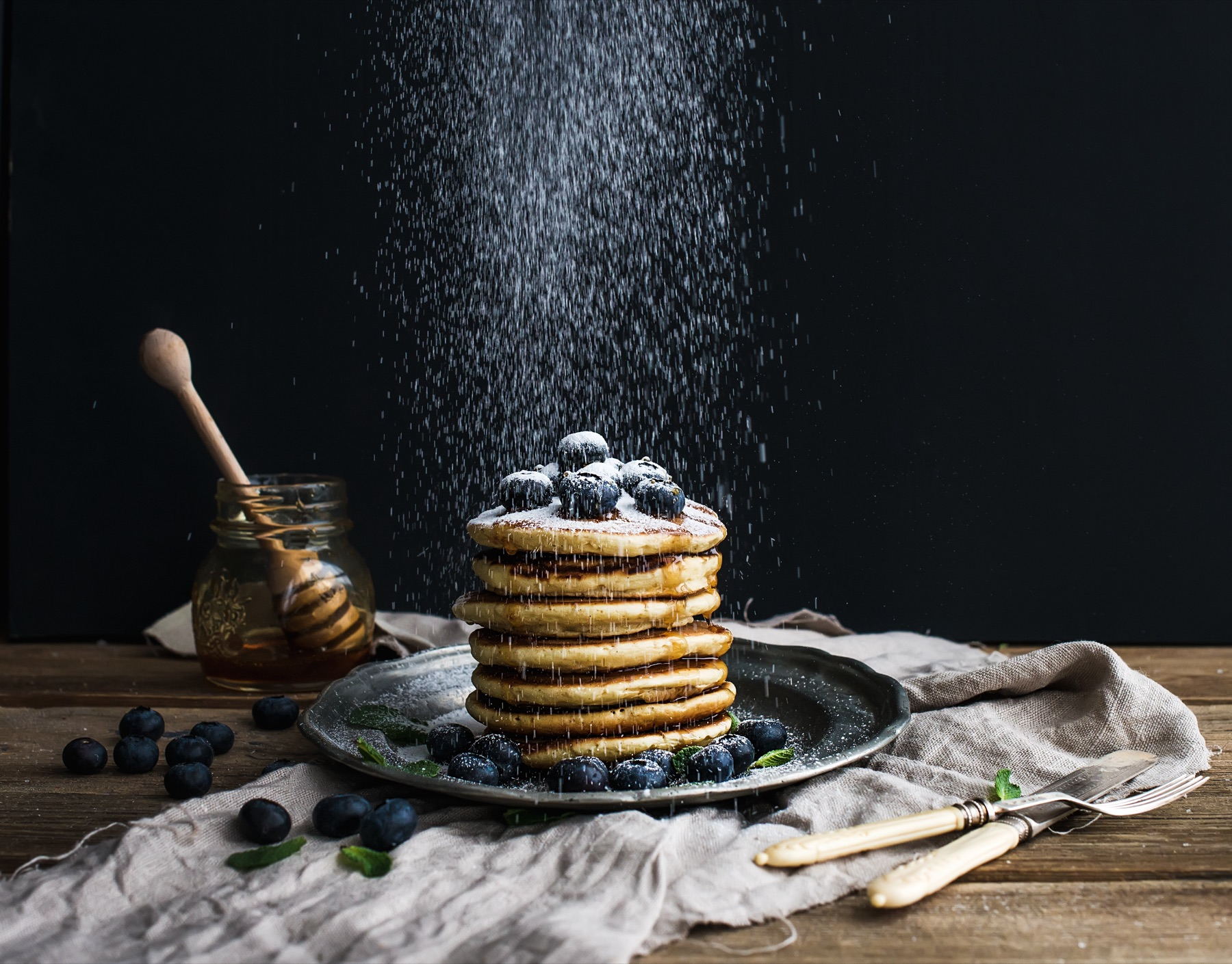 Trave med pannkakor, blåbär och honung