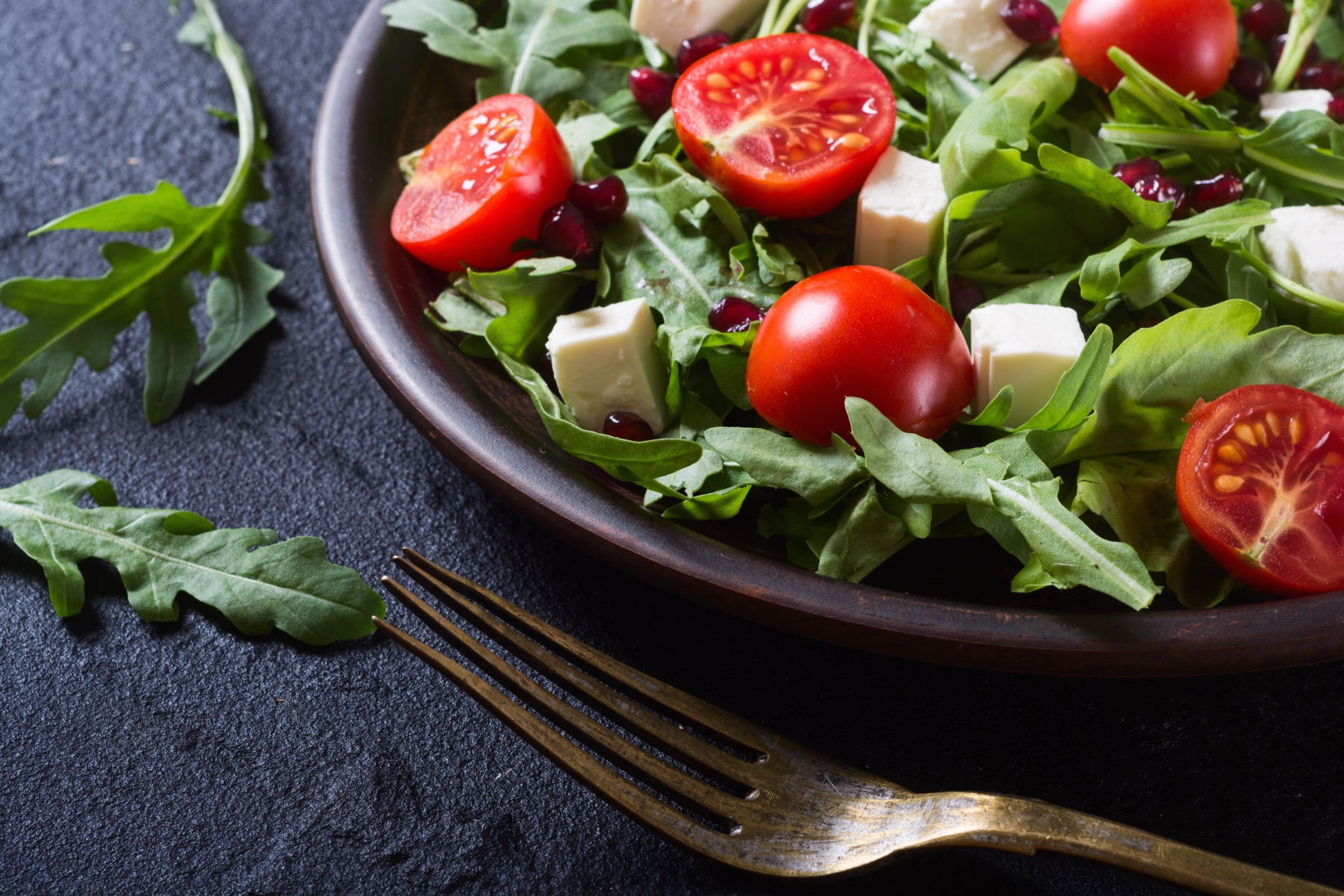 Sallad med tomat, fetaost och ruccola i en skål